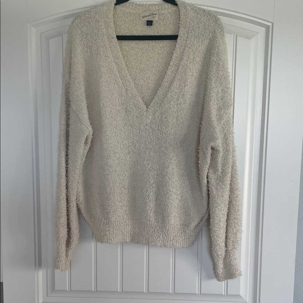Universal Thread Women's Off-White V-Neck Sweater